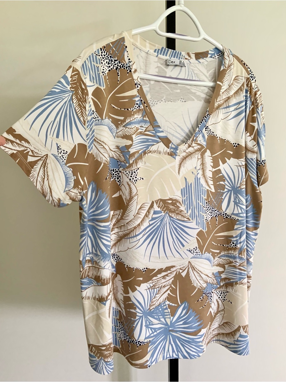 Dex tropical v-neck Tee - Picture 5 of 10